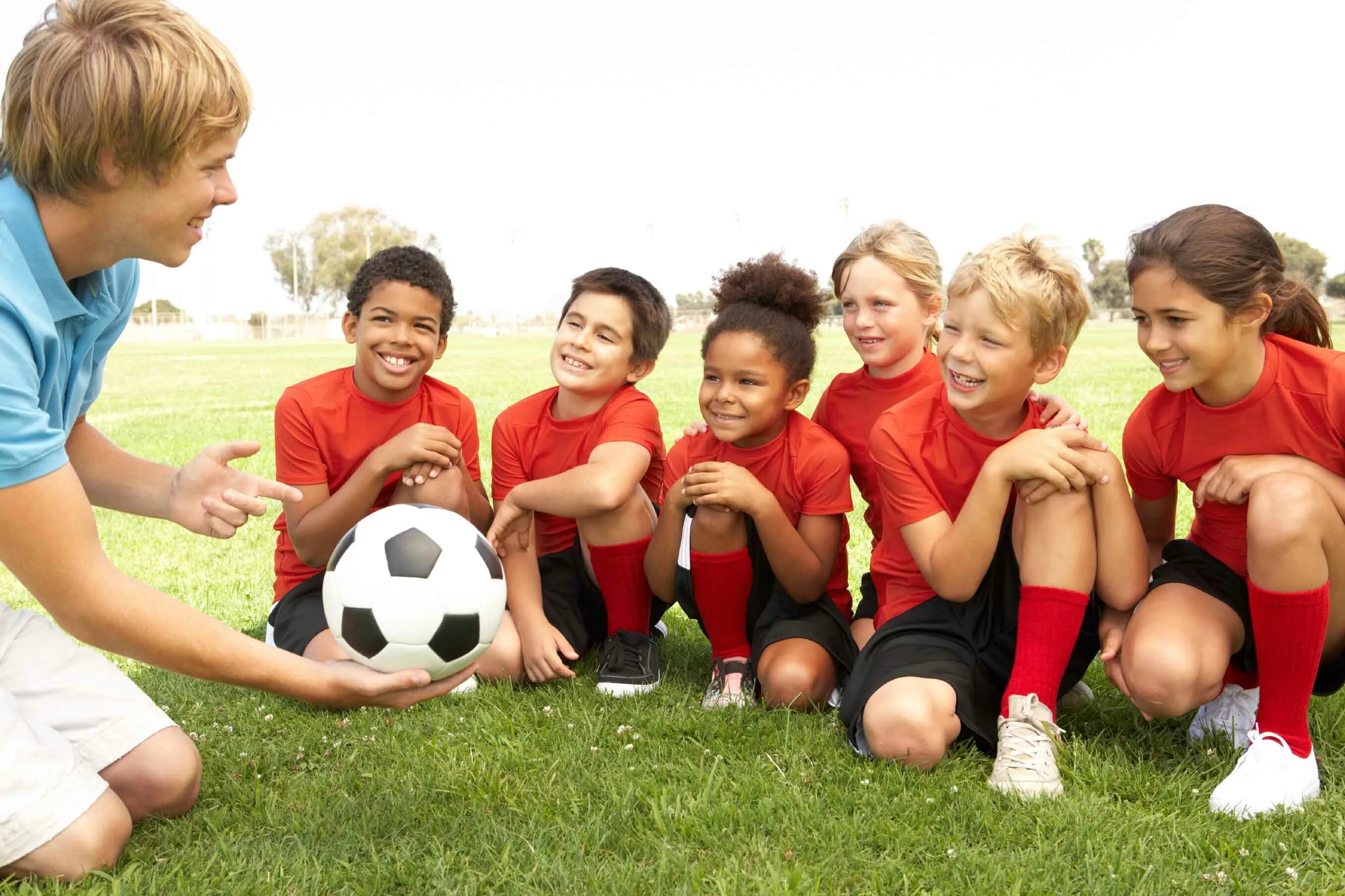 School sports 6. Футбол дети. Спортивные дети. Ребенок с футбольным мячом. Детский спорт.