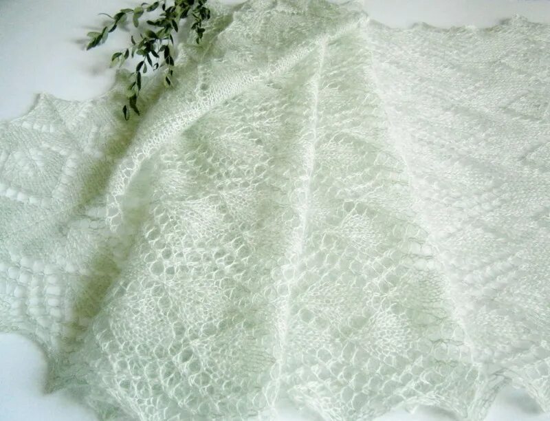 Палантин спицами мастер класс. Палантин спицами. вязаный палантин. ажурный палантин спицами. палантин из мохера спицами.