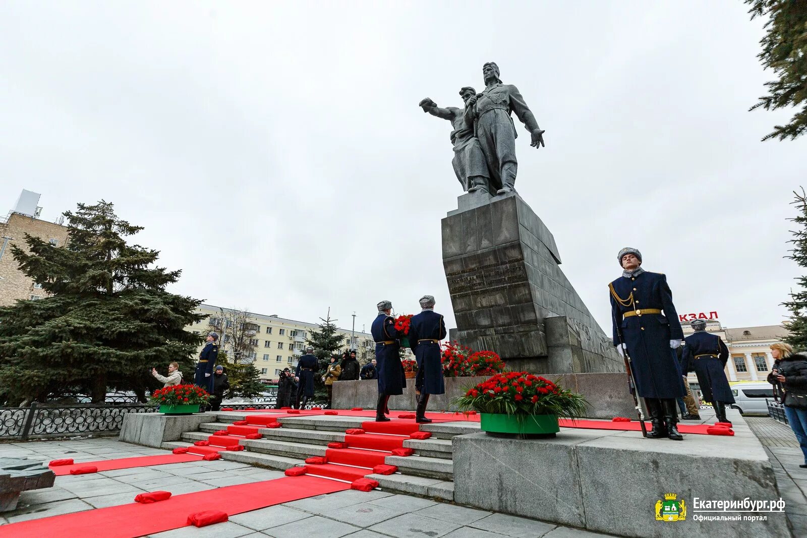 Памятник Уральскому танковому корпусу в Екатеринбурге. Памятник Уральскому добровольческому корпусу Екатеринбург. Памятник УДТК В Екатеринбурге. Уральский добровольческий танковый корпус памятник в Екатеринбурге.