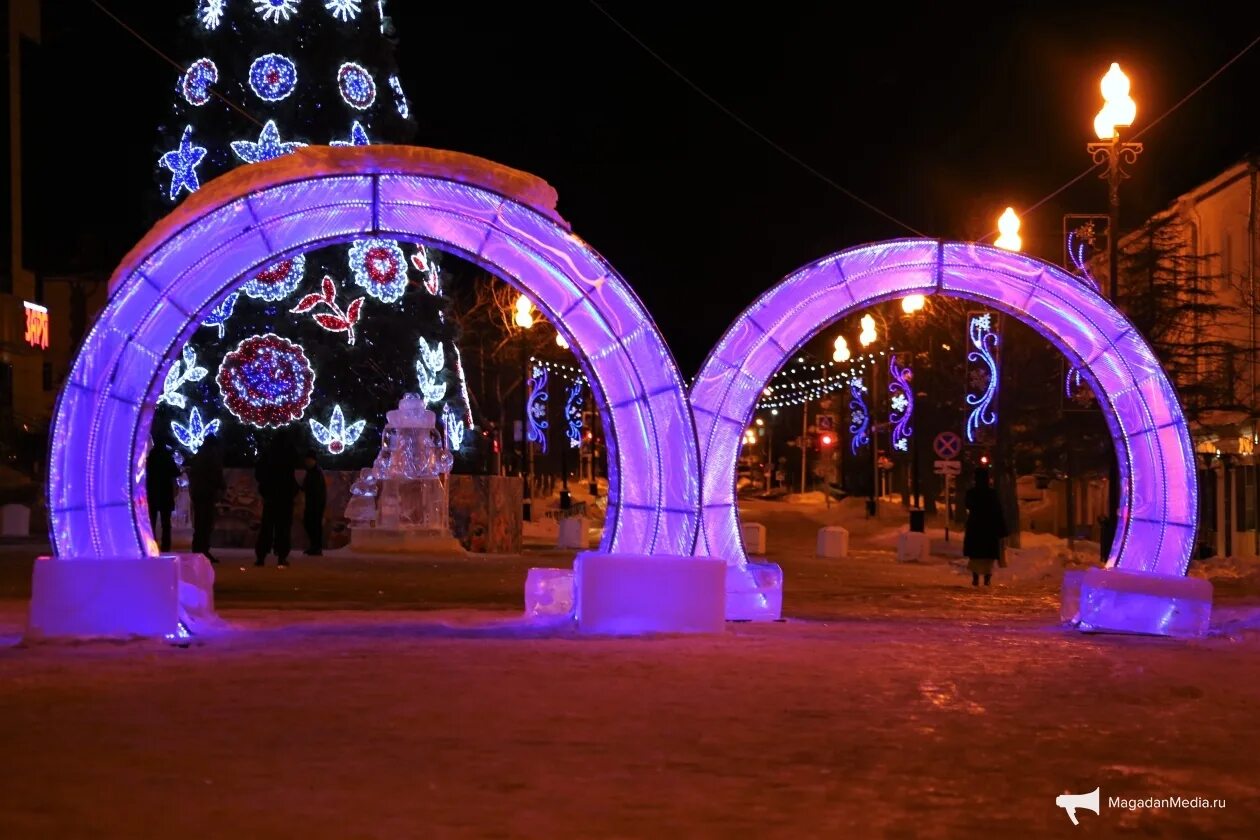Во сколько в магадане новый год. Магадан новый год 2025. магадан предновогодний декабрь 2025г.. новогодний магадан 2025 фото. магадан наряженная елочка на улице.