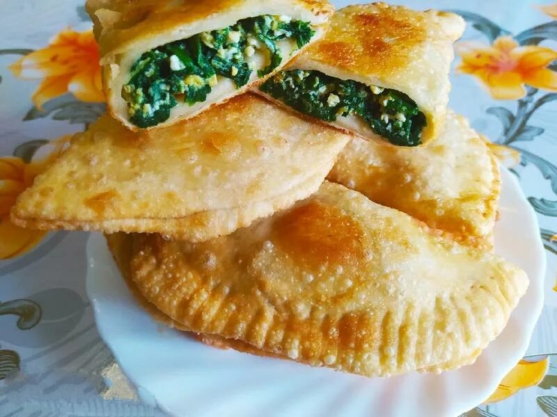 Добавляют ли в чебуреки яйцо. Чебуреки домашние с луком и яйцом. Чебуреки с джусаем. Добавляют ли в чебуреки яйцо. Чебуреки с яйцами, зеленью и сыром.