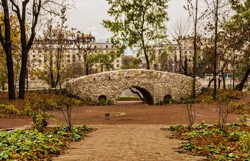 Каменный мост в Нескучном саду. Каменный мост в Нескучном саду Санкт Петербург. Малый гротесковый мост в Нескучном саду. Нескучный сад в Москве.