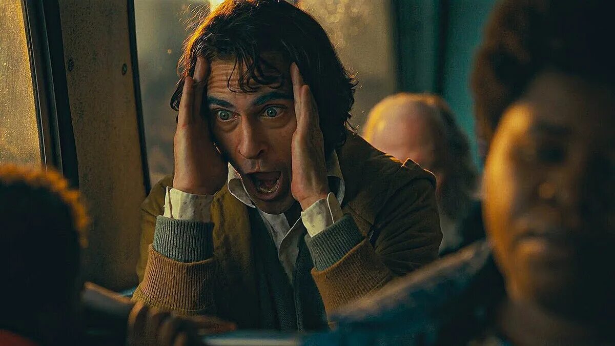 Джокер 2019 кадры из фильма. Джокер хоакин феникс и бэтмен. Новый джокер 2019 хоакин феникс. Джокер 2019 кадры из фильма. Джокер 2019 хоакин феникс.