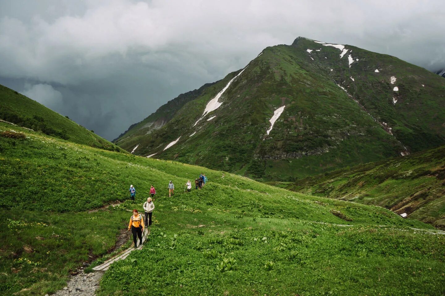 Переехать в горы. Бзерпинский карниз красная Поляна. Бзерпинский карниз красная Поляна озера. Гора Табунная красная Поляна. Карниз Бзерпи пик Бзерпи.