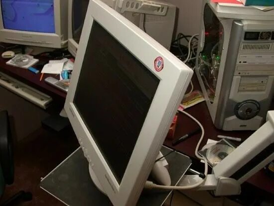 Как можно использовать 2 компьютера. Старые мониторы для компьютера. Старый компьютерный экран. Старый монитор от ПК. Что внутри монитора компьютера.