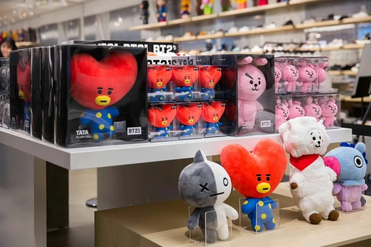 BTS игрушки bt21. Игрушки БТС 21. БТС С игрушками бт21. Bt21 продукция BTS?. Товар хэппи