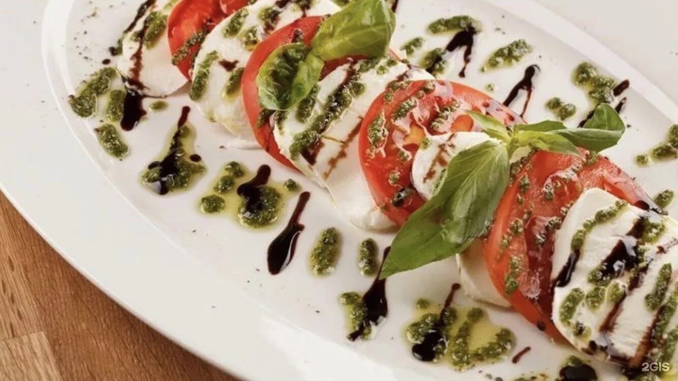 капрезе с бальзамическим соусом. капрезе с моцареллой и бальзамическим уксусом. капрезе с моцареллой и помидорами и бальзамическим уксусом. салат капрезе с бальзамическим соусом. капрезе с бальзамическим.