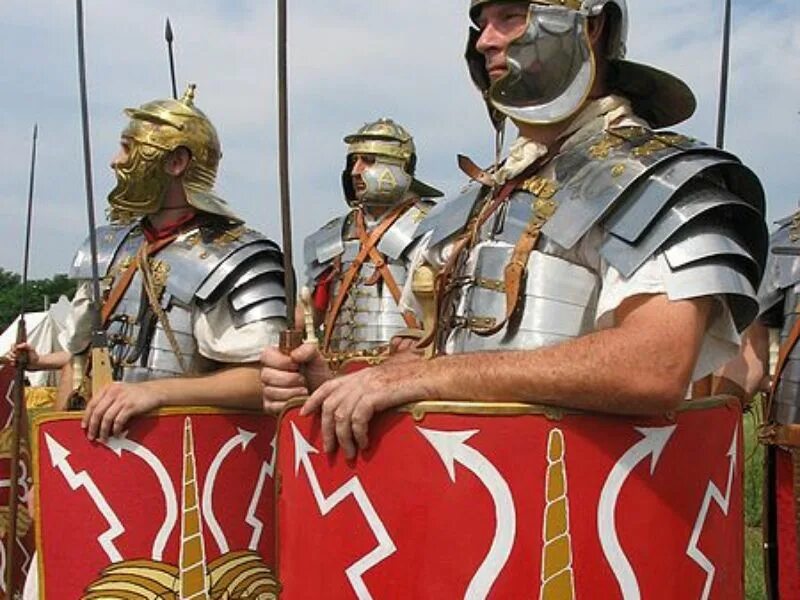 Что такое легион в древнем риме. Приветствие римских легионеров. Орел Римского легиона. Легионеры в древнем Риме. Аквила Римского легиона сохранившиеся.