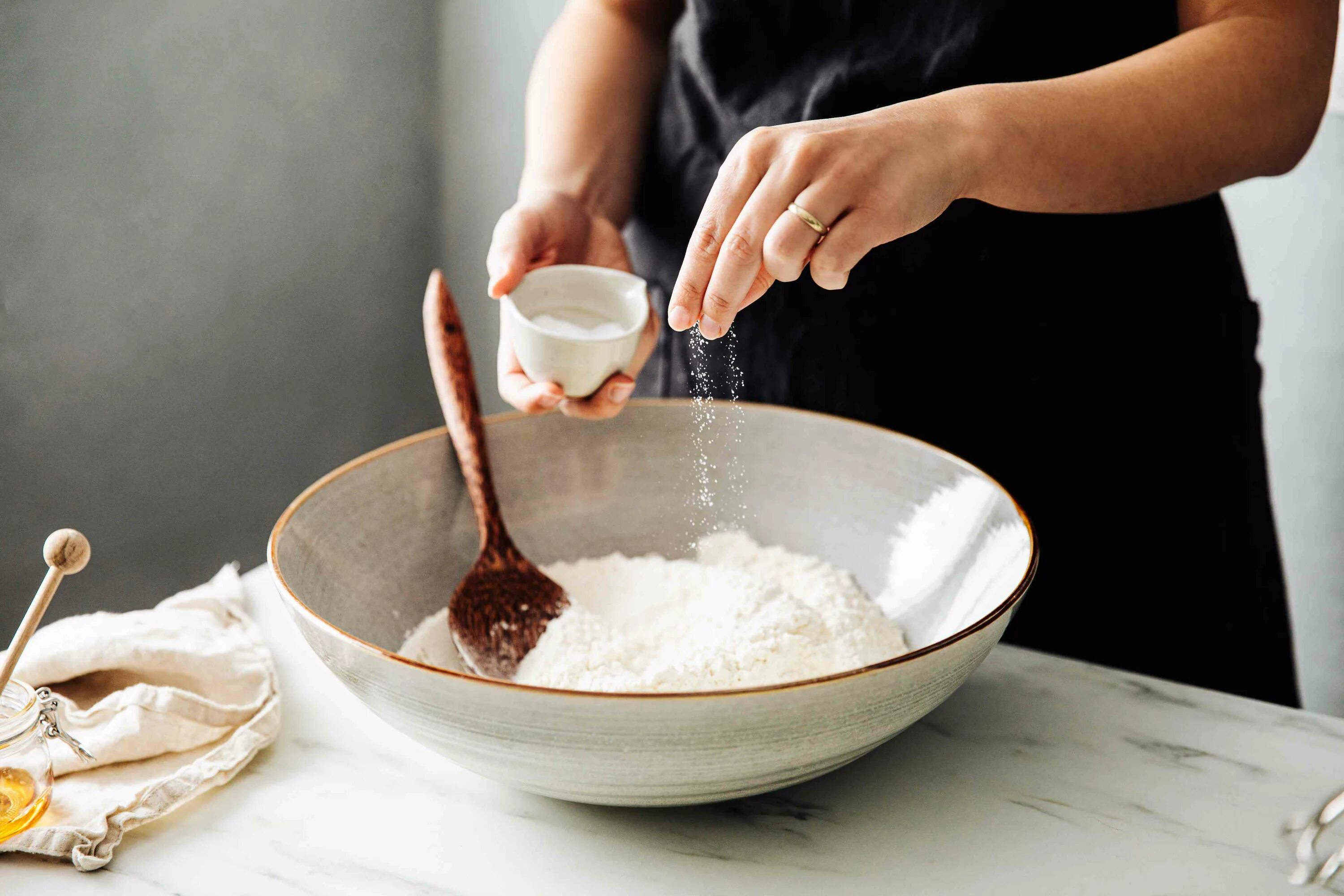 Какую соль добавляют в пищу. Соль для еды. sprinkling в кулинарии. добавление соли в пищу. соль в кулинарии.