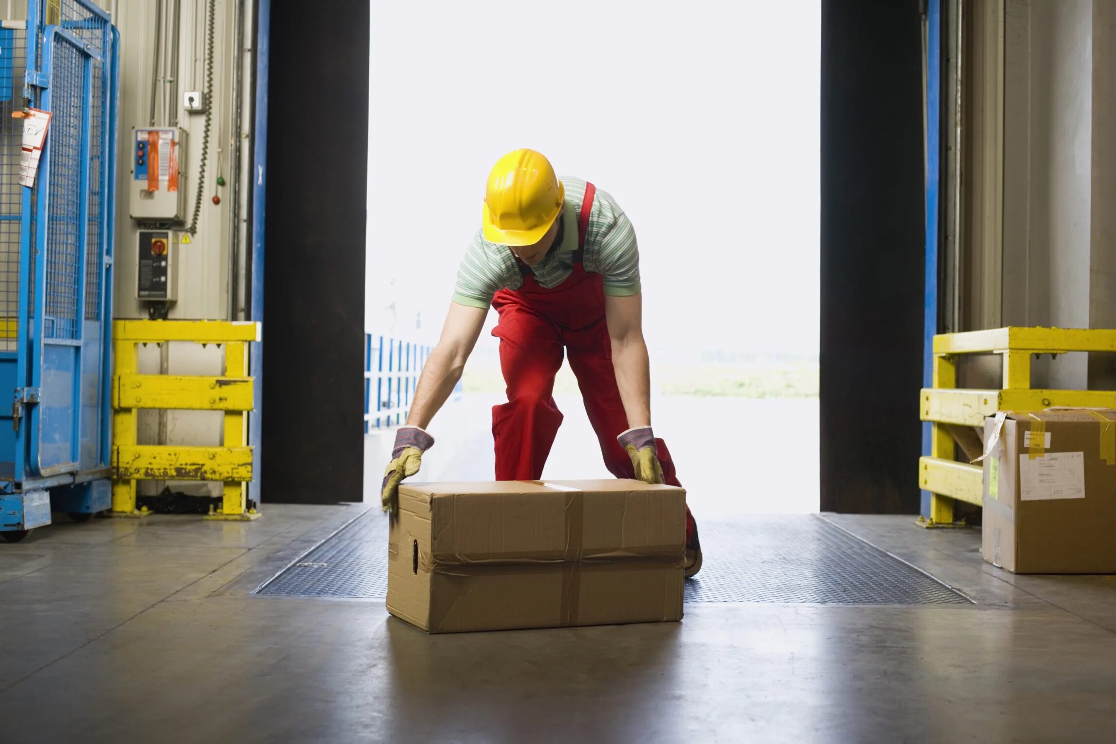 Workers load. Робот грузчик. Поднятие тяжелых грузов. Работа на складе. Подъем тяжестей.