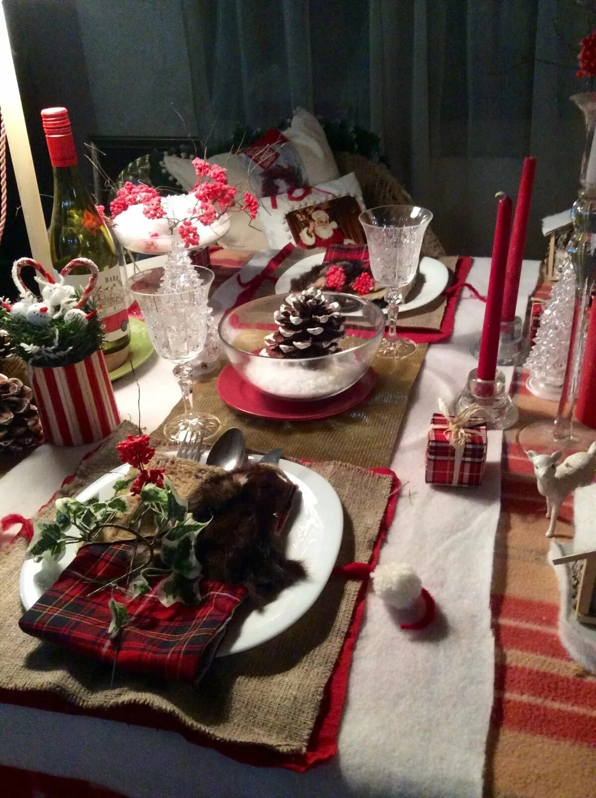 Новый год для двоих дома. Сервировка стола ужин на двоих. Красиво накрытый стол. Романтическая обстановк. Новогоднее застолье.