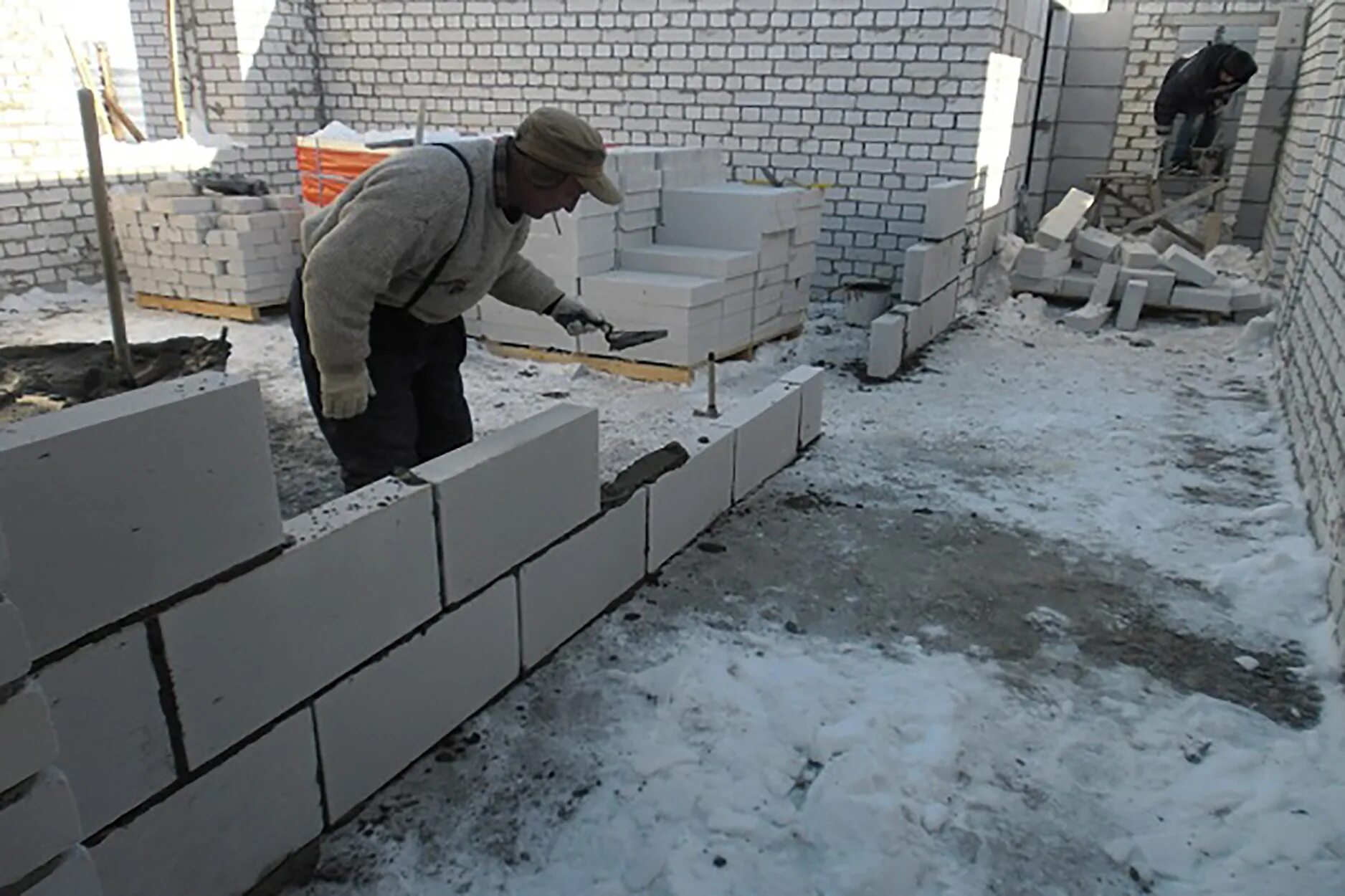 Межкомнатные стены из газобетонных блоков. Стеновые блоки из газобетона. Кладка перегородки из газоблока. Перегородки из газобетонных блоков ютонг. Кладка перегородки из газоблока.