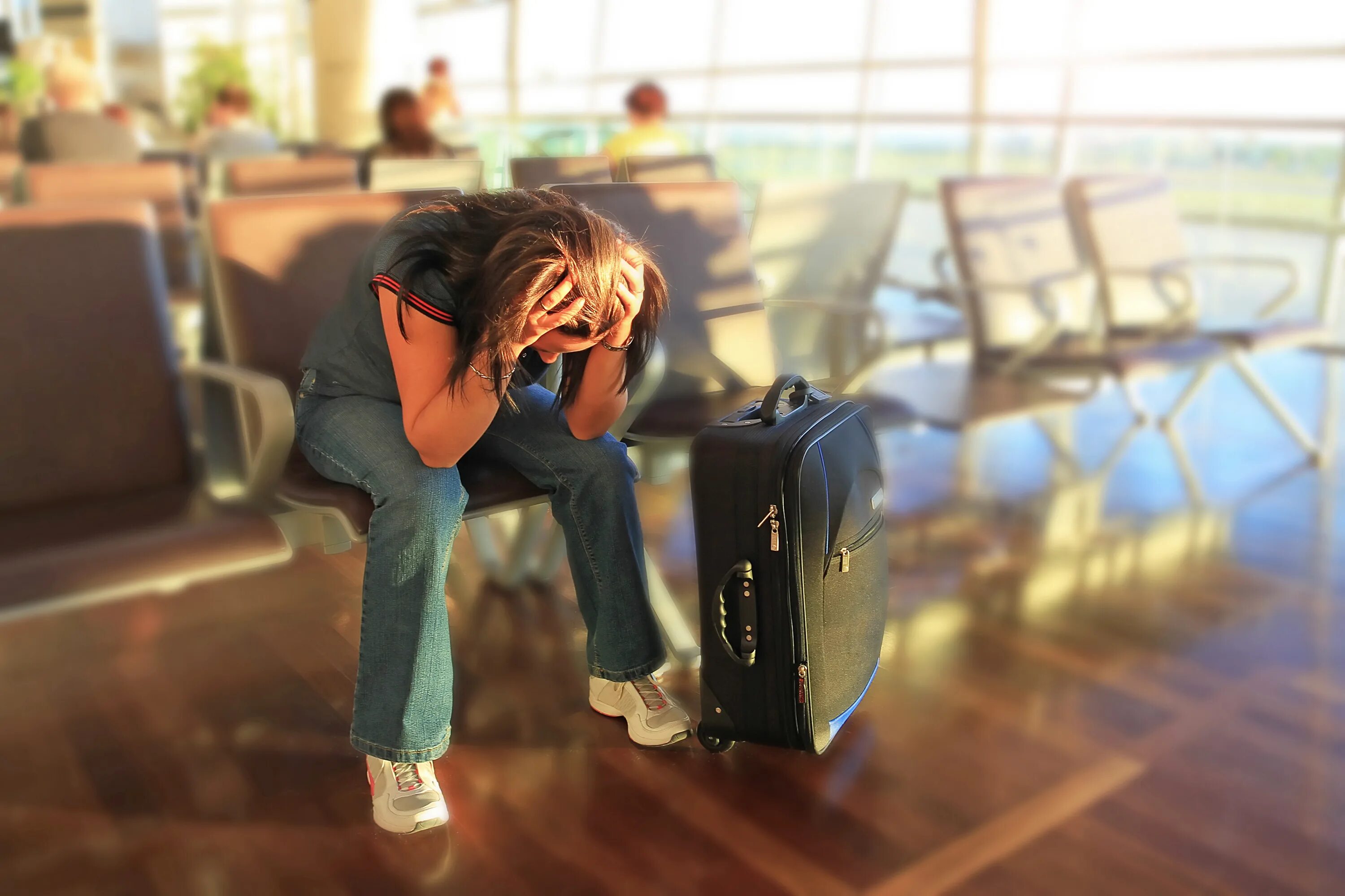 Уставшие путешественники. Путешественник в аэропорту. Девушка с чемоданом в аэропорту. Турист с чемоданом. Опоздал на самолет.