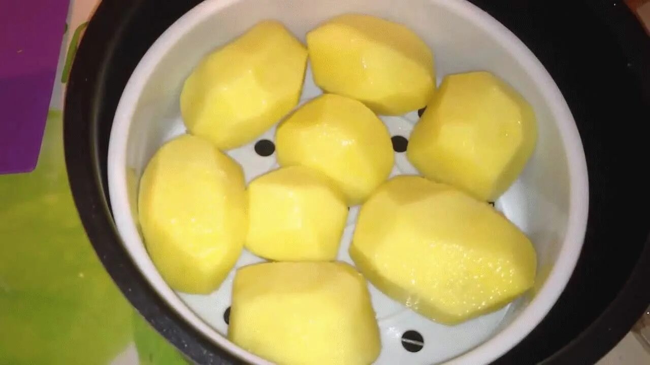 Картошка на пару в мультиварке рецепты. Вареная картошка в мультиварке. картошка на пару в мультиварке. варка картофеля на пару. картошка в мультиварке пароварка.