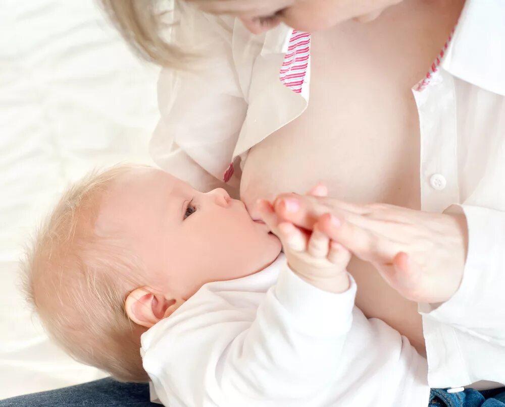 Молочная грудь. Младенец грудное молоко. Кормление грудью. Ребенок и грудное молоко. Сосок кормящей матери