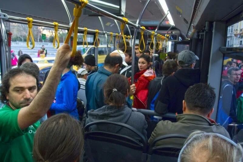 Автобус. Люди в общественном транспорте. Общественный транспорт в час пик. Много народу в автобусе.