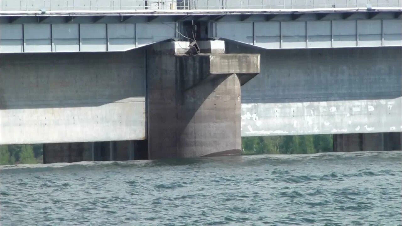 Сброс воды видео. Водосброс Красноярской ГЭС 2021. Красноярск ГЭС сброс воды 2021. Красноярская ГЭС сброс воды 2021. ГЭС Красноярская вид со стороны водохранилища.