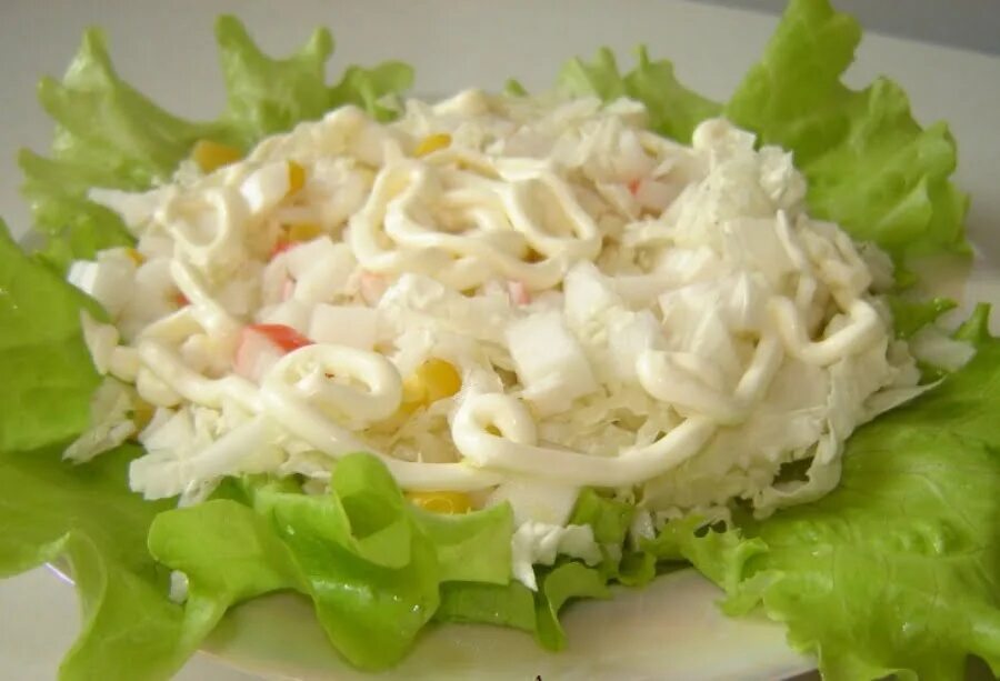 Салат морской нептун. Салат из кальмаров с пекинской капустой. Салат с пекинской капустой и горошком. Салат с кальмарами и пекинской капустой. Пекинская капуста с кальмарами рецепт.