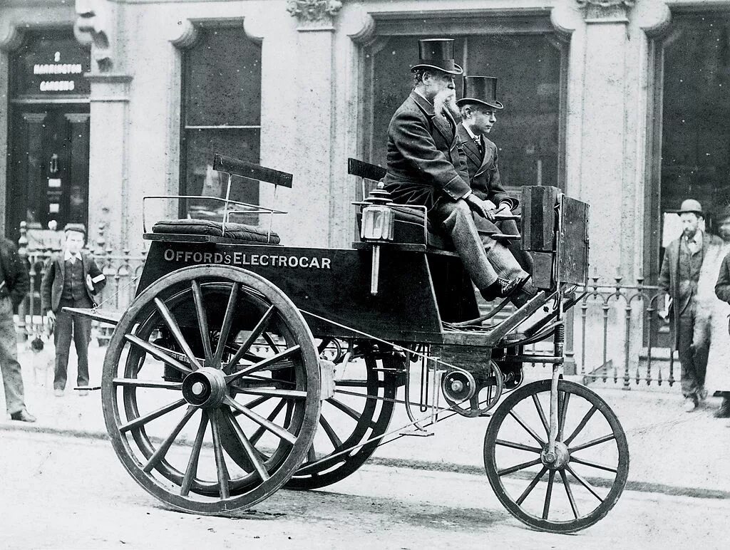 1 электрический автомобиль. Лондонский КЭБ 19 век. КЭБ Англия 19 век. Электромобили 19 века.