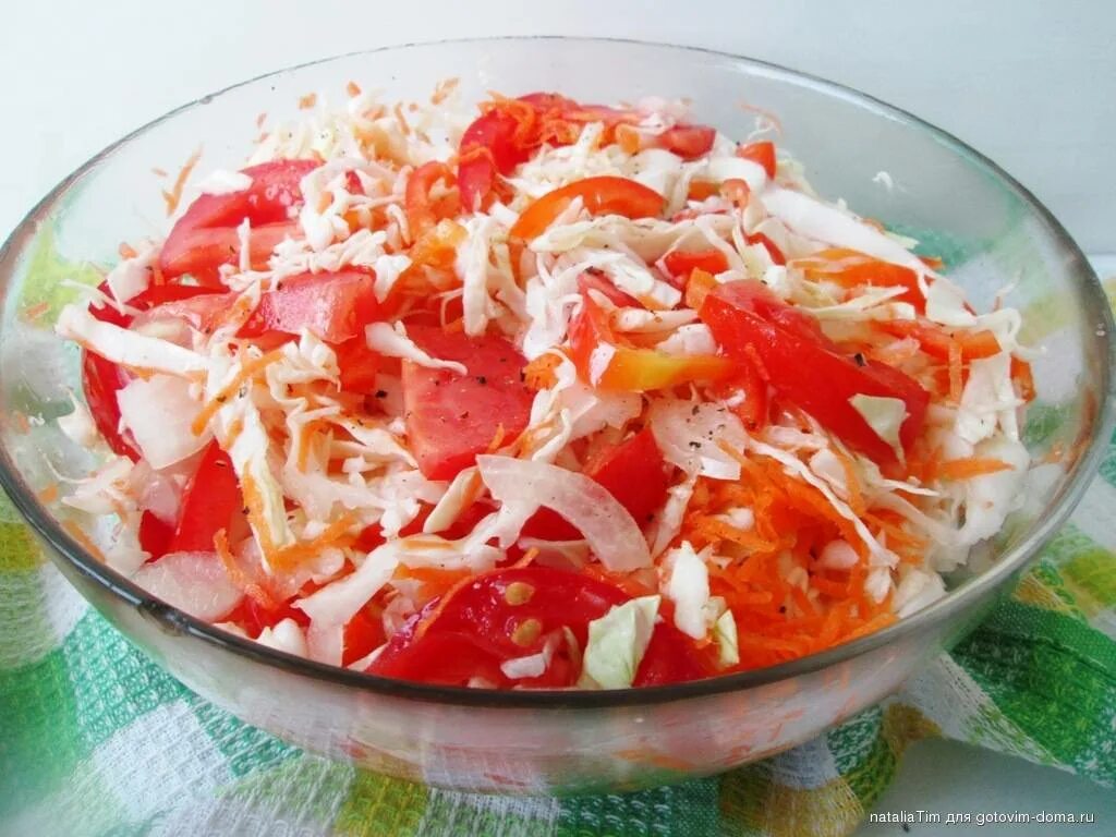 Салат из капусты с перцем и уксусом. Капуста с перцем. салат с капустой и перцем. капуста с болгарским перцем. квашеная капуста с помидорами.