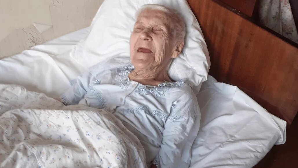 Похороните меня за плинтусом фильм 2009. Бабка издевается. Пенсионеров. Правнук издевается над бабушкой. Сиделка с проживанием.