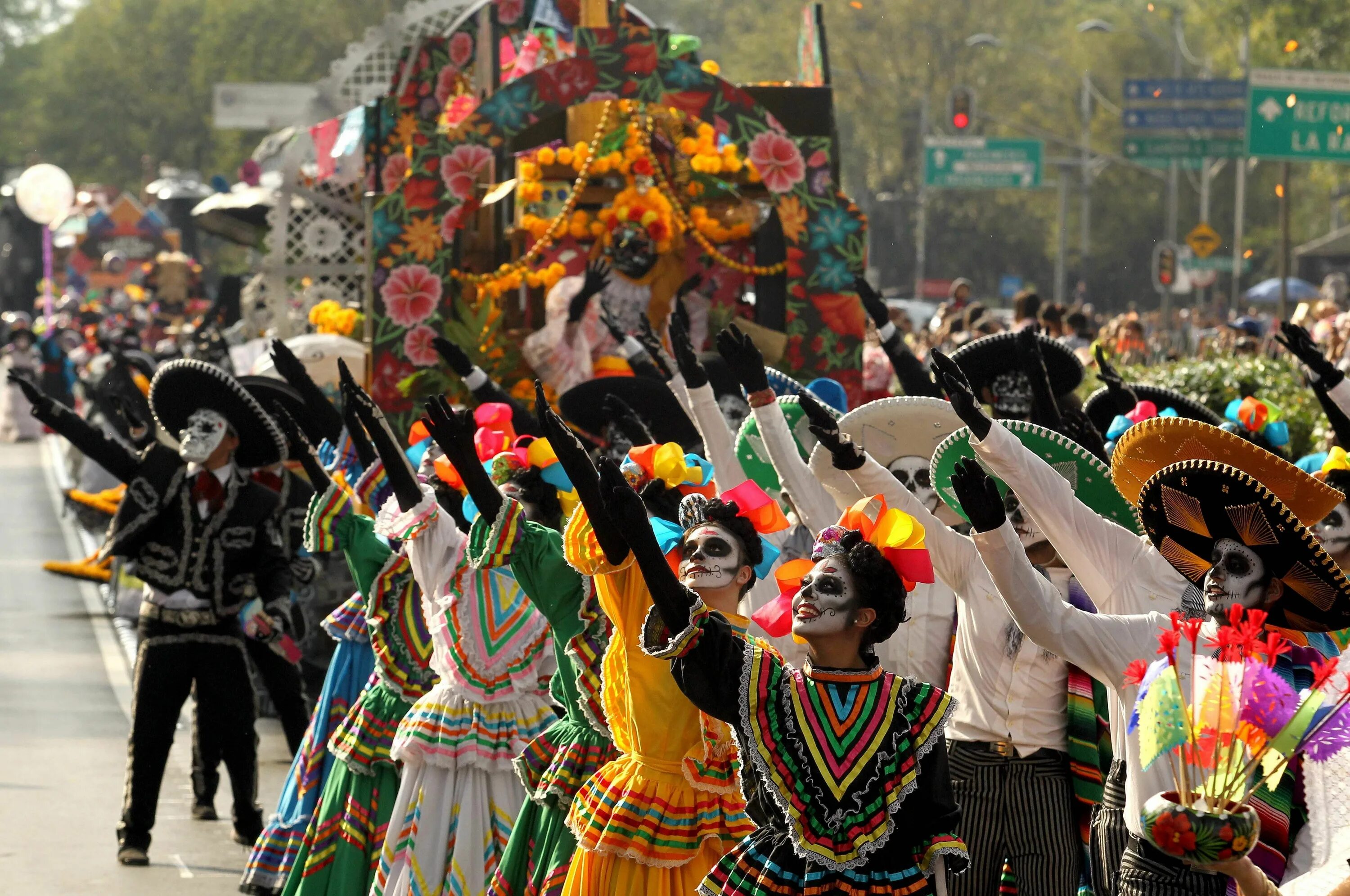 Мехико день мертвых карнавал. Парад Катрин Мехико. День мертвых в Мексике парад. Диа де Лос Муэртос — день мертвых в Мексике. Большая часть населения мексики говорит на португальском