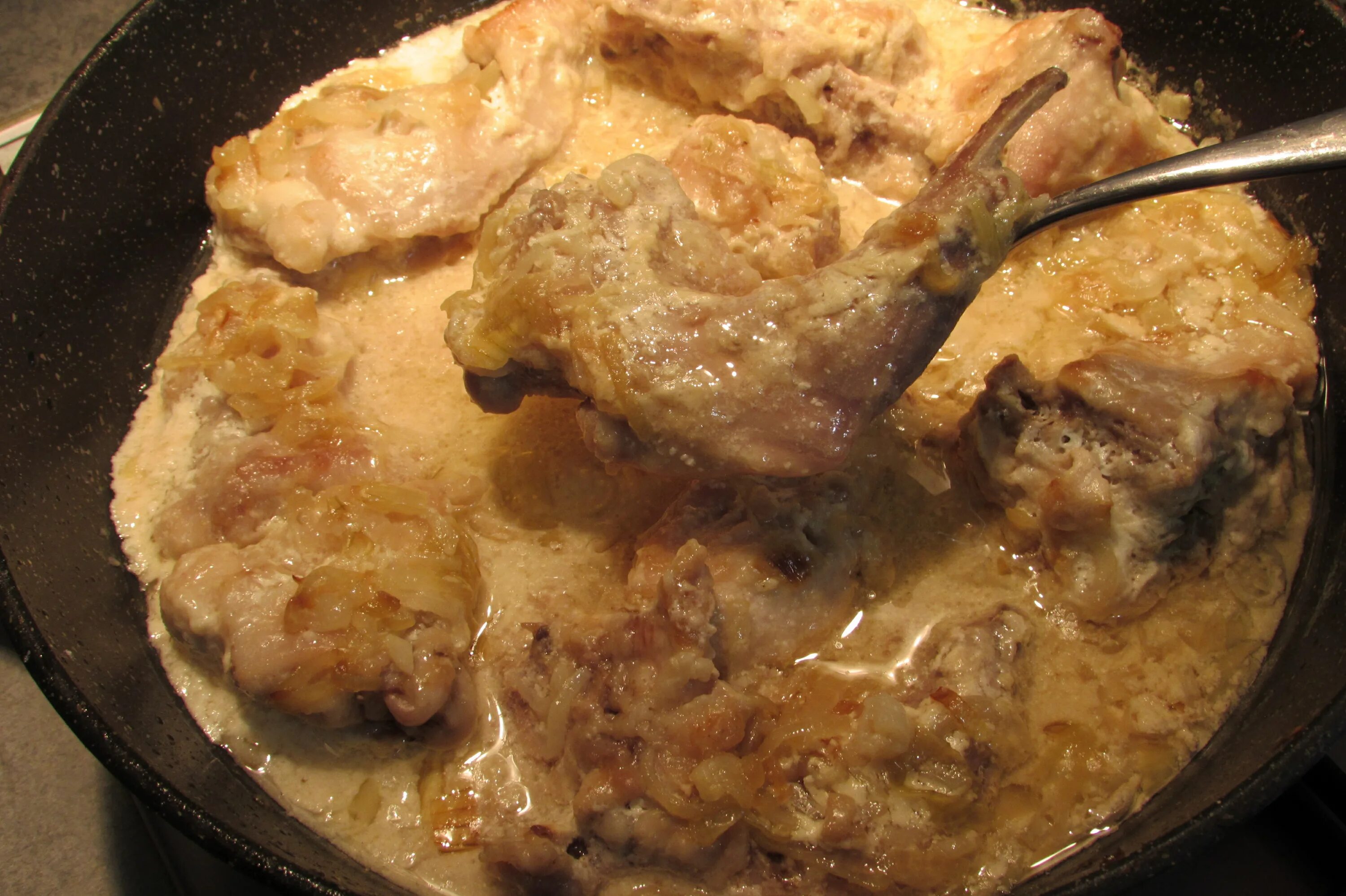 Приготовить кролика со сметаной рецепты. Кролик в сметане. Кролик в сметане в духовке. Кролик в сметане тушеный. Кролик тушеный в сметанном соусе.