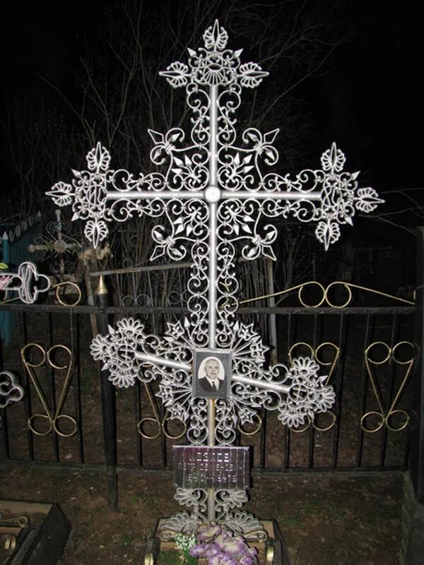 Железные кресты на могилу фото. Древний православный Могильный крест. Православный кованый Могильный крест. Кованые кресты. Крест металлический.