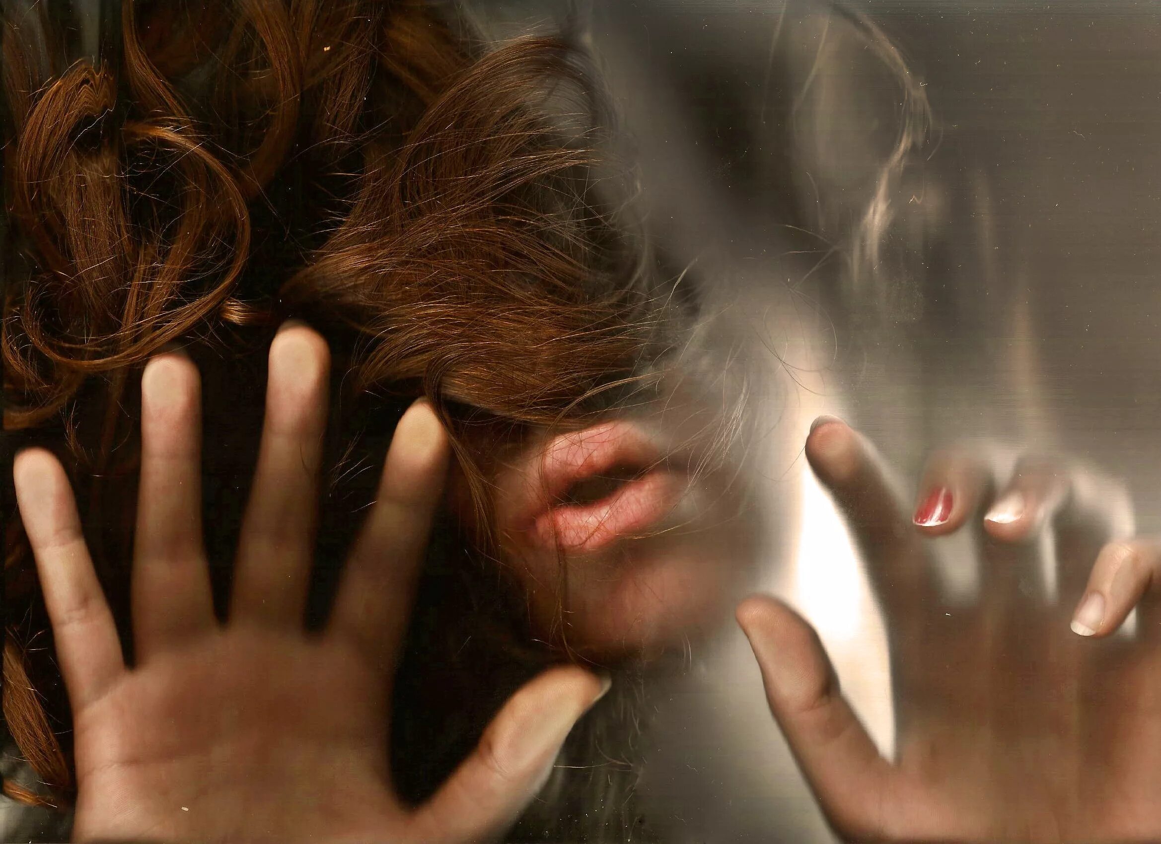 Девушка за стеклом 2. Женская рука на стекле. Фотосессия за стеклом. Ладони через стекло. Рука прижатая к стеклу.