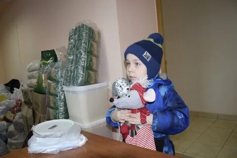 Мальчик принес