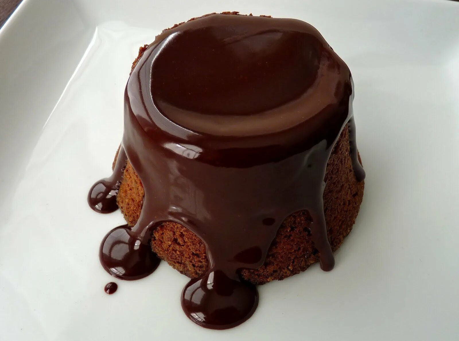 Пирожный шоколадным глазурь