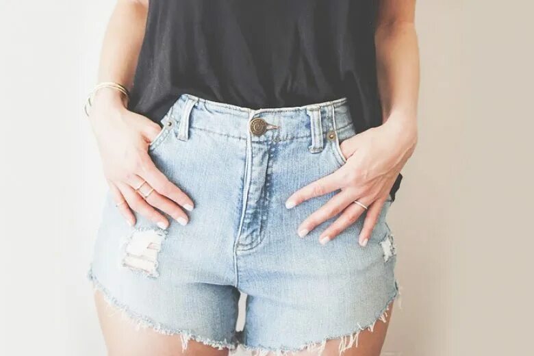 Джинсы для жаркого лета. Как правильно шортить. High Waist Denim shorts on White background. Как правильно шортить кожу.