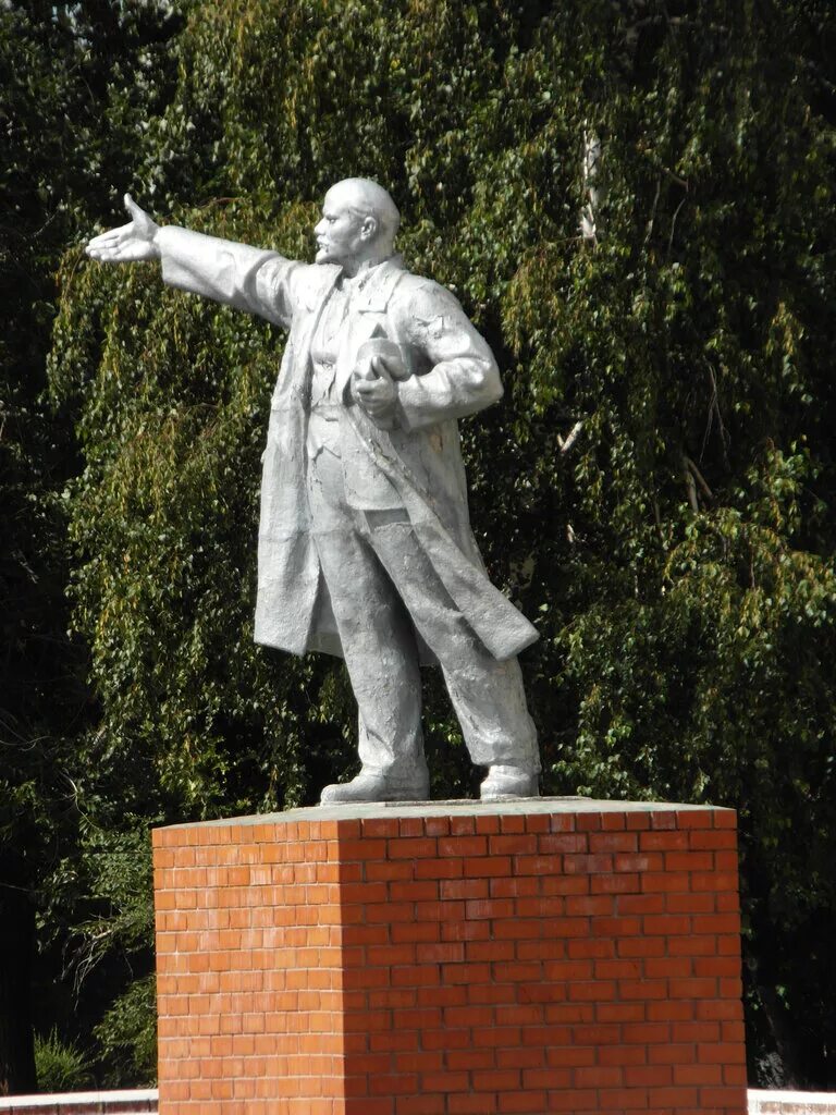 ульяновск статуя ленина. создание памятников ленину. памятник ленину южно-сахалинск. ленин в южно сахалинске. памятник ленину сбоку.