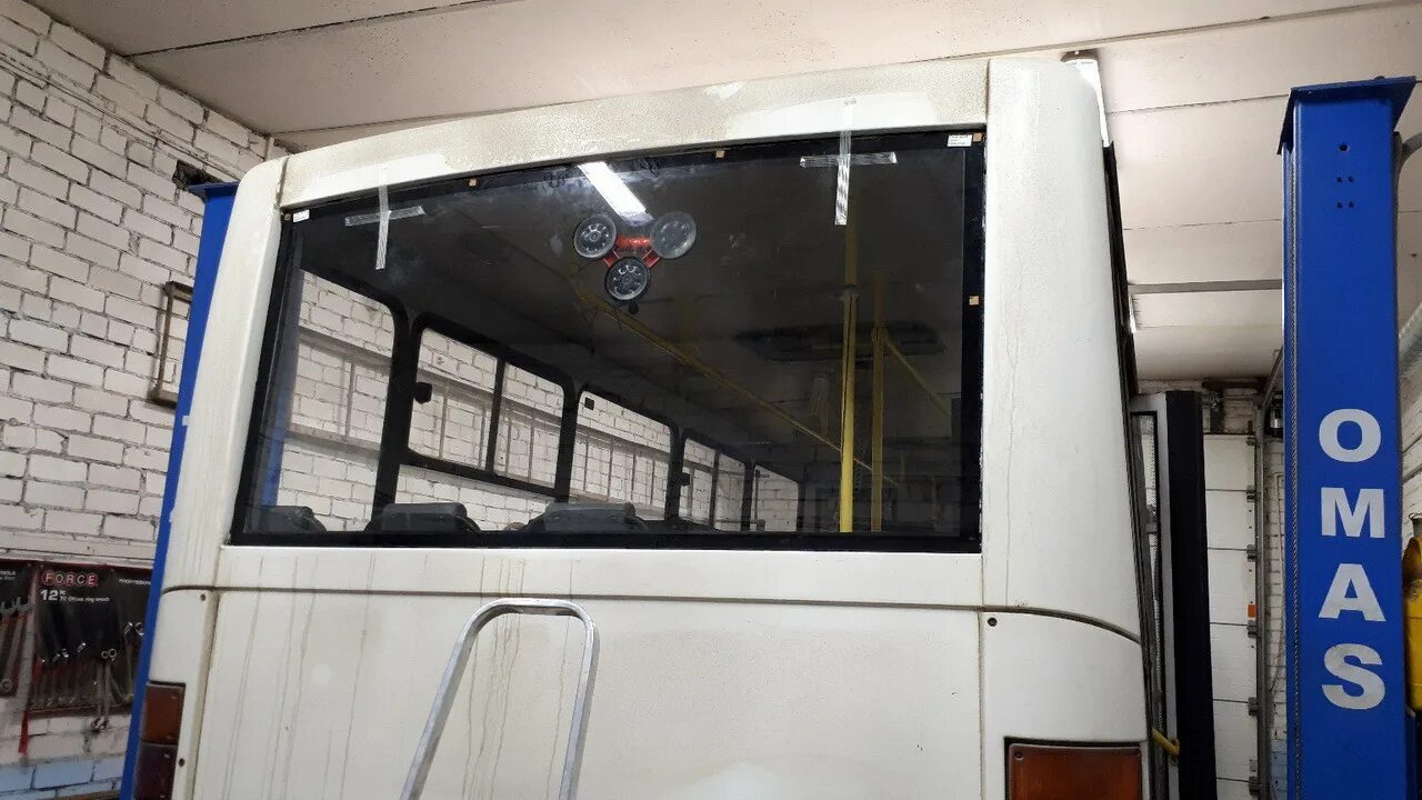 Разбитое стекло автобуса. Лобовое стекло нефаз 5297. Стекло лобовое автобус лотос 105. Разбитое стекло автобуса. Автобус разбил стекло.