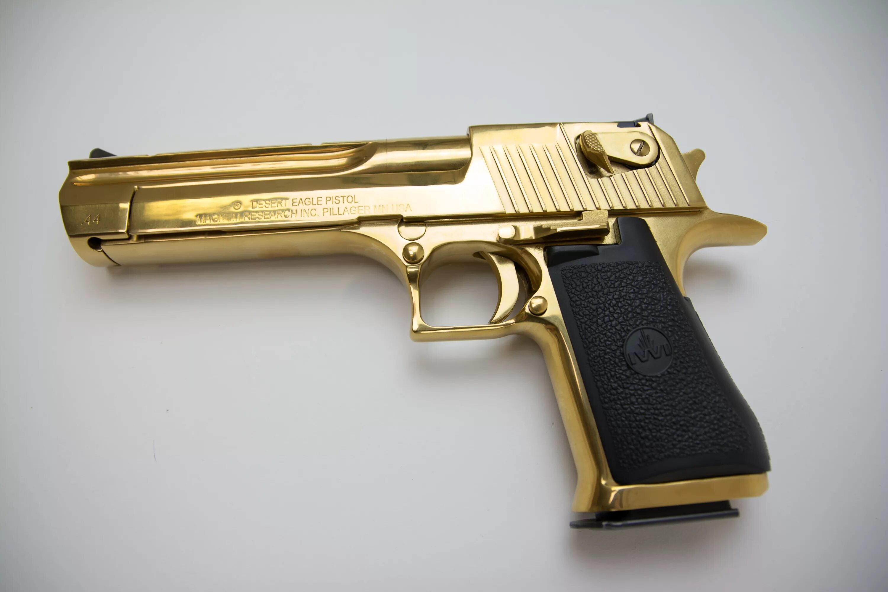 Золотой дигл. Золотой Desert Eagle. Desert Eagle револьвер. Дигл пустынный Орел.