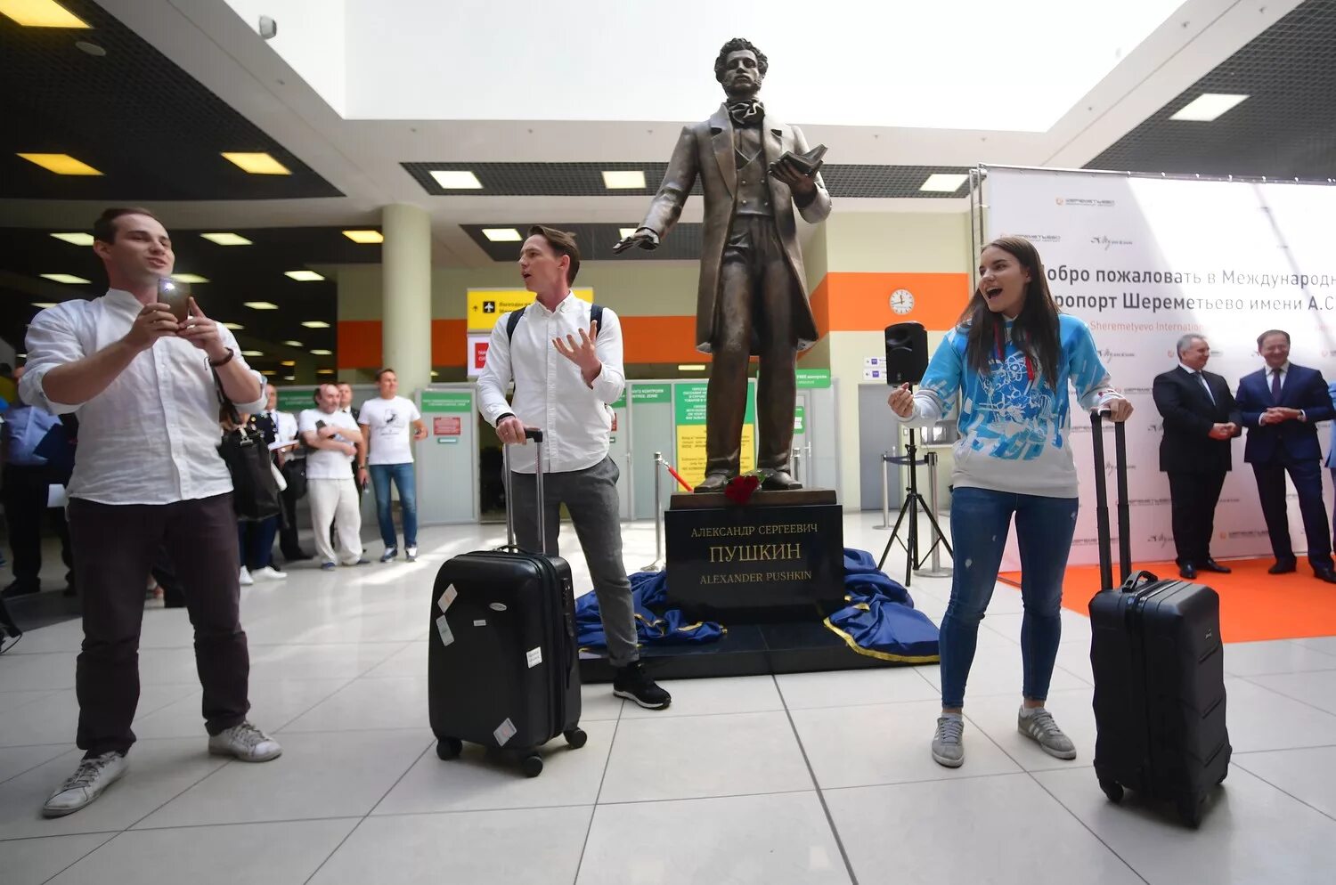 шереметьево пушкин. пушкин в шереметьево терминал. шереметьево имени пушкина. шереметьево имени пушкина. международный аэропорт шереметьево имени а с пушкина.