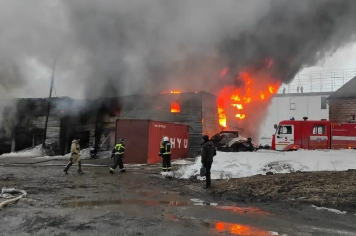 Пожар на кропоткина. Пожар в Новосибирске на ул Кропоткина. Пожары. Горящее здание. Пожар фото.