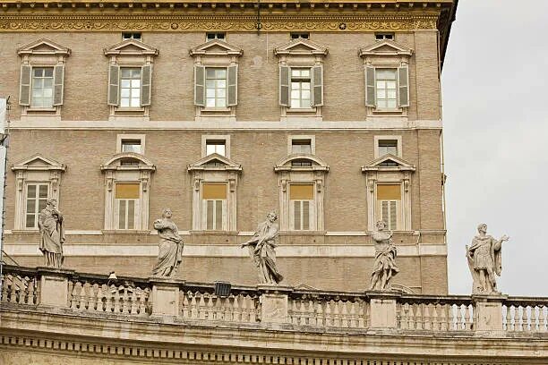 Окно папы Римского в Ватикане. Папа Римский в окне. Ватикан папа окно. Ватикан окно Папское окно. Окна папино