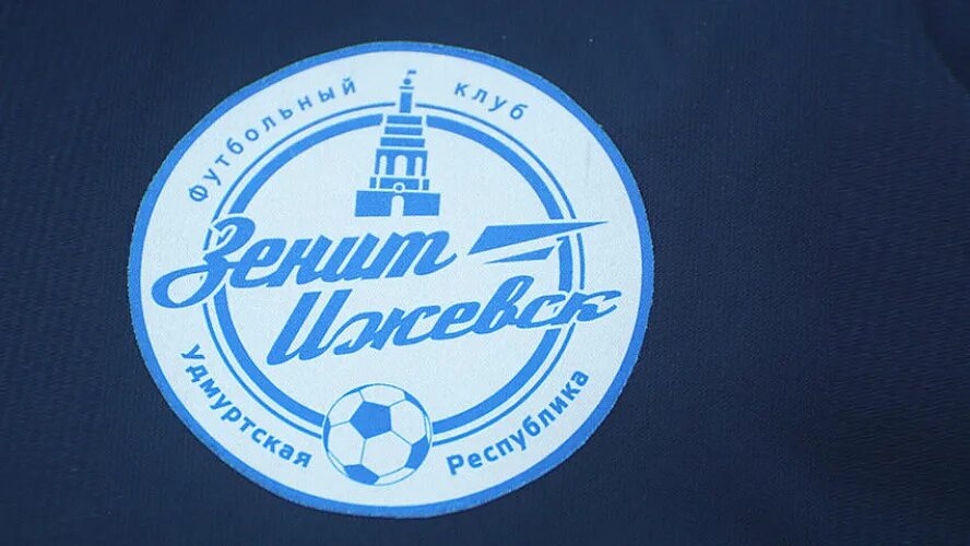 Зенит ижевск главатских вася. Зенит ижевск эмблема. Футбольный клуб зенит-ижевск. Матчевый значок зенит. Фк зенит ижевск.