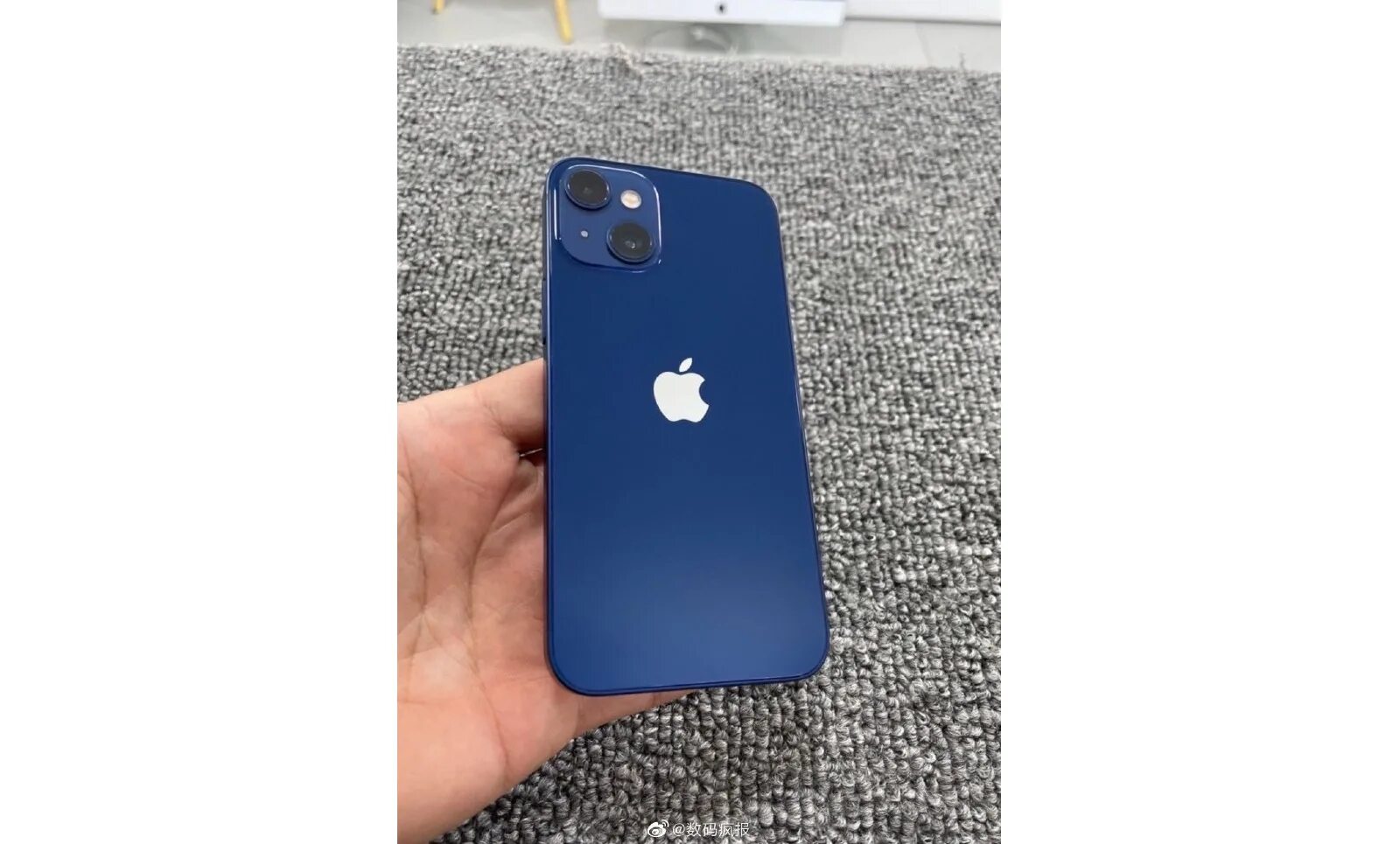 Айфон 13 упал. Iphone 13 Mini Blue. Apple iphone 13 Mini 128gb Blue. Iphone 13 Mini голубой.
