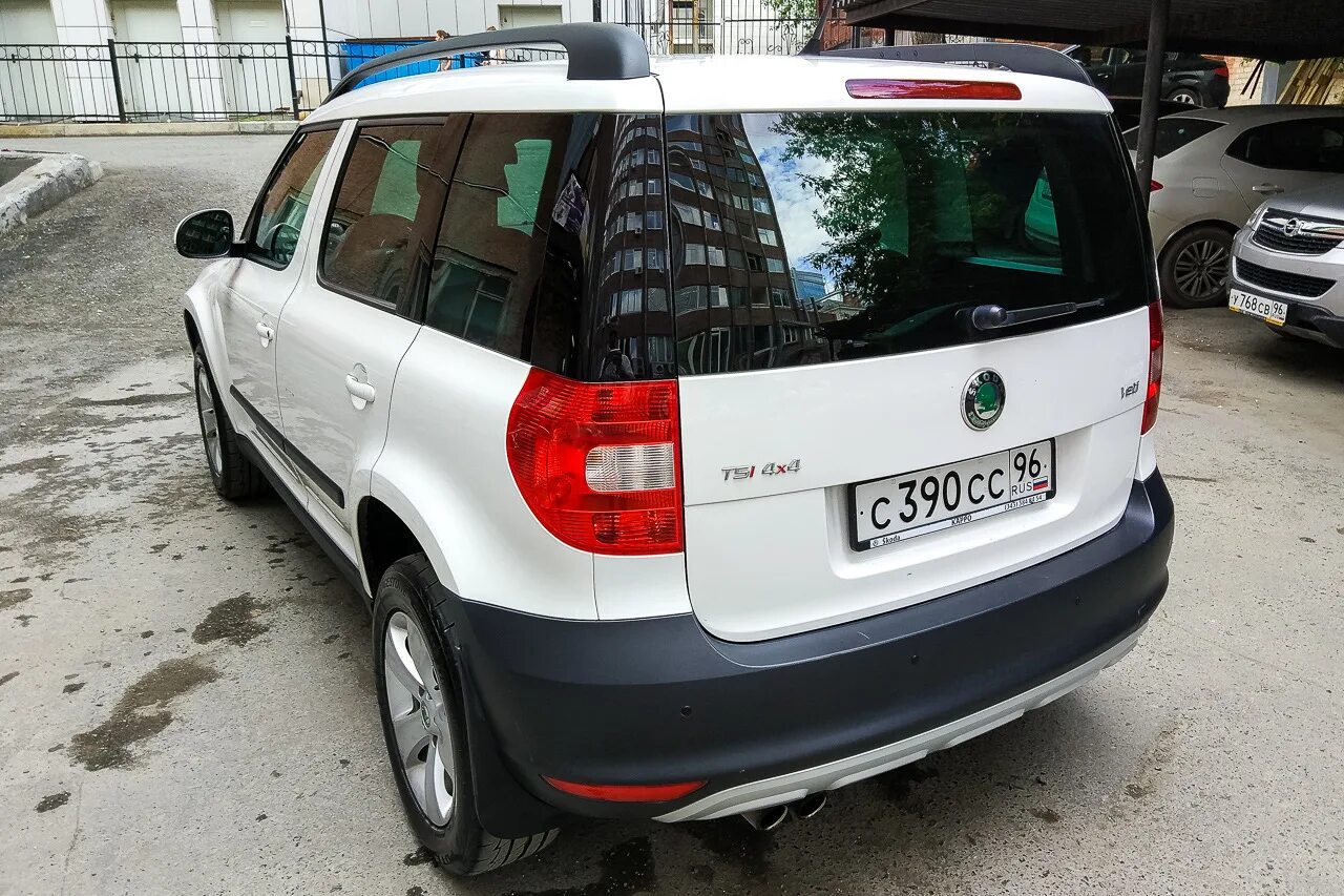 Шкода Йети 1.8 2013. Надпись TSI Skoda Fabia. Код серебристой краски на бампере Шкода Йети 2014 года. Шкода ети 2011 год красный низ черная крыша фото.