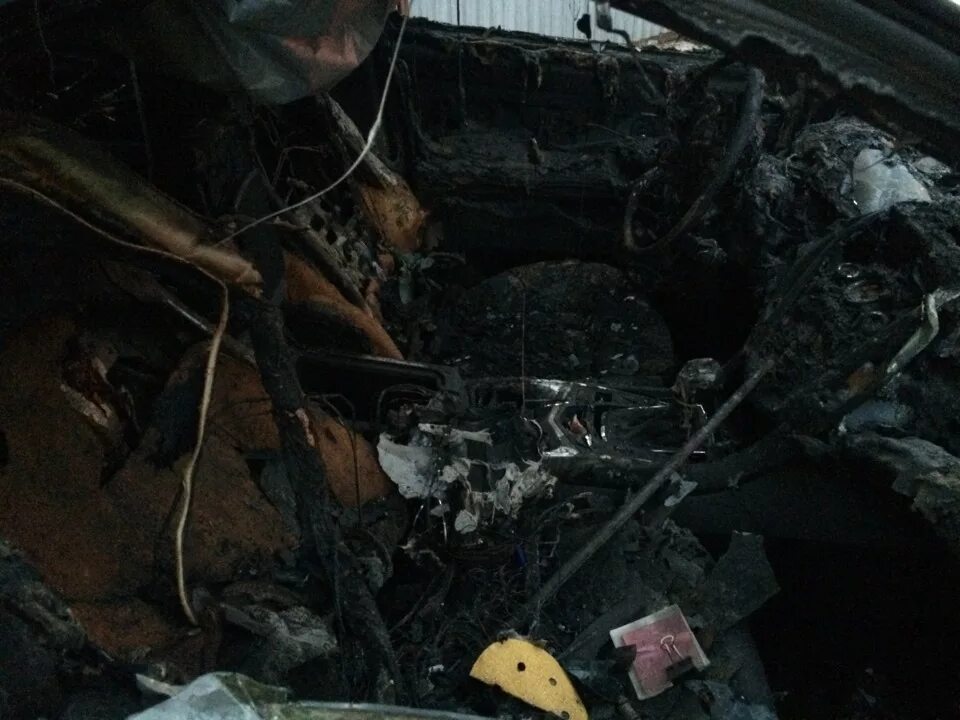 История сгорела. Сгорел Кадиллак в Бердске 2014. Старый сгоревший автомобиль пропс 3d. Кадиллак сгорел в Ясенево.