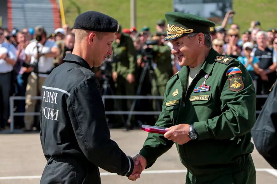 Награждение военнослужащих. Поощрение военнослужащих. Военный вручает. Вручение военнослужащим. Вручение военных наград