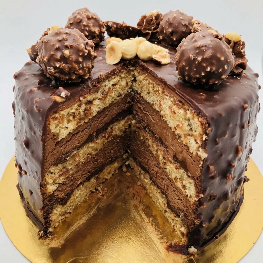 Торт марс рецепт в домашних условиях. Торт Ферреро Роше. Шоколадный торт Ферреро Роше. Начинка Ферреро Роше для торта.