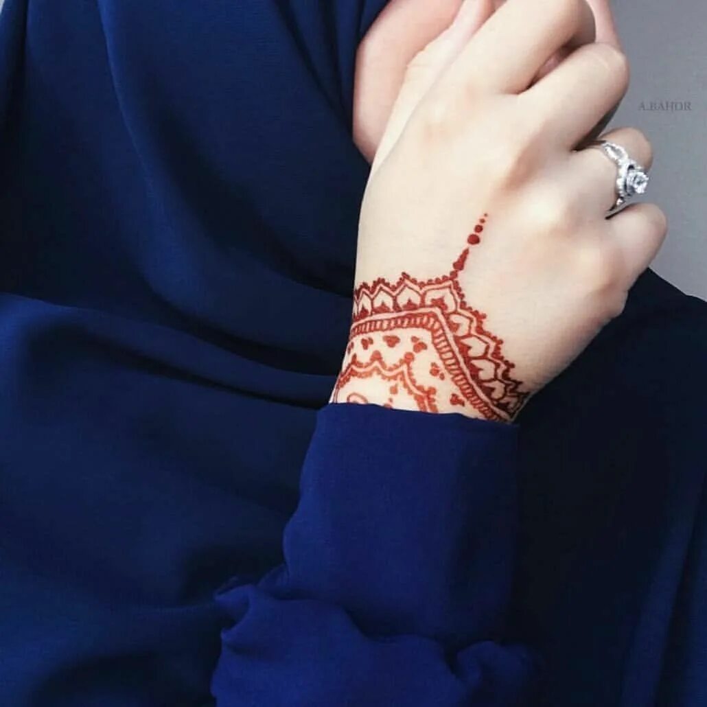 Мусульманские девушка цветы на руках. Мусульманка рука. Мусульманка рука. Мусульманка рука. Мусульманка с цветами в руках.