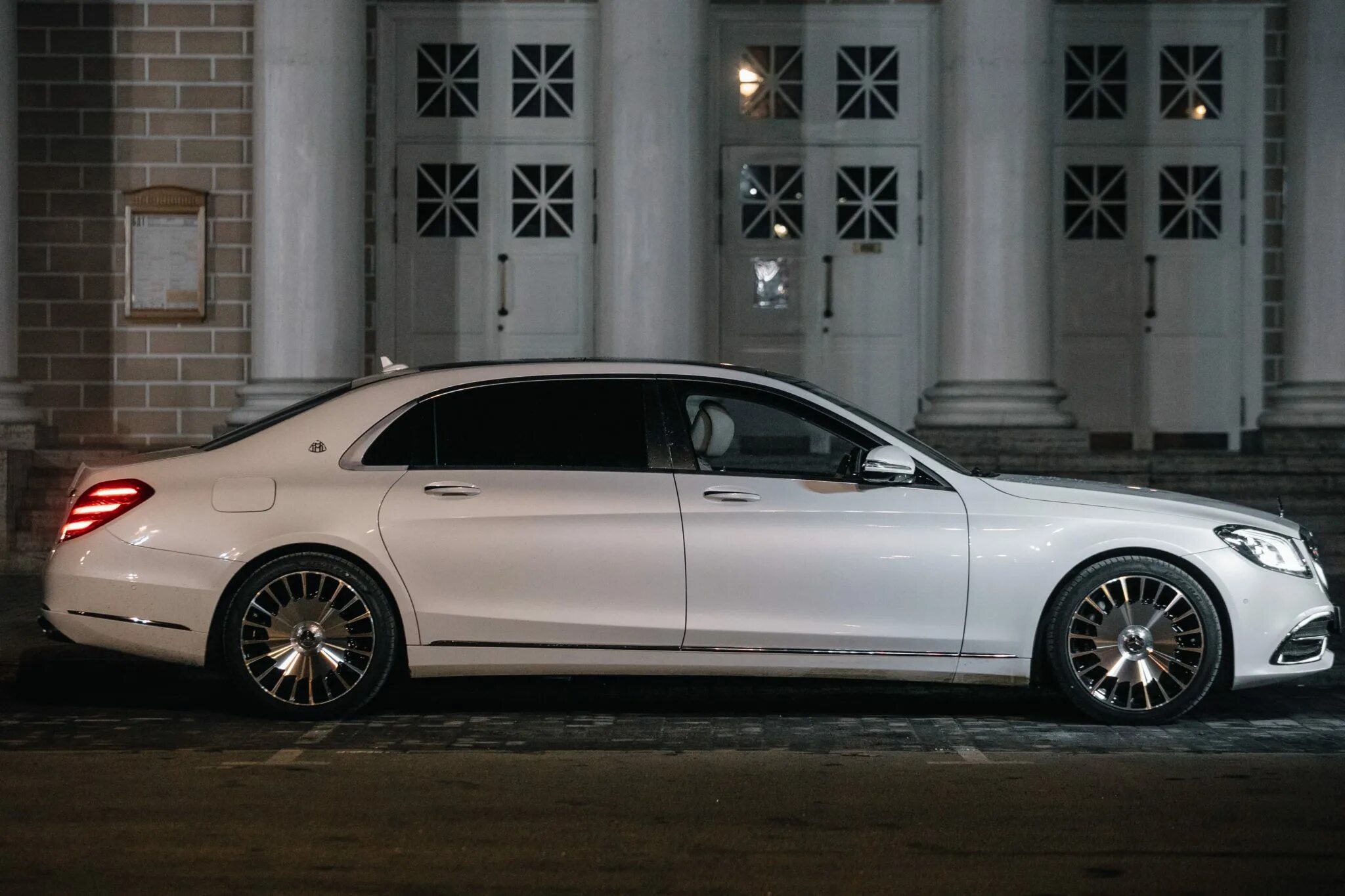Mercedes benz maybach 62. Майбах такси. Мерседес майбах в санкт-петербурге. Майбах питер. Мерседес майбах белый.