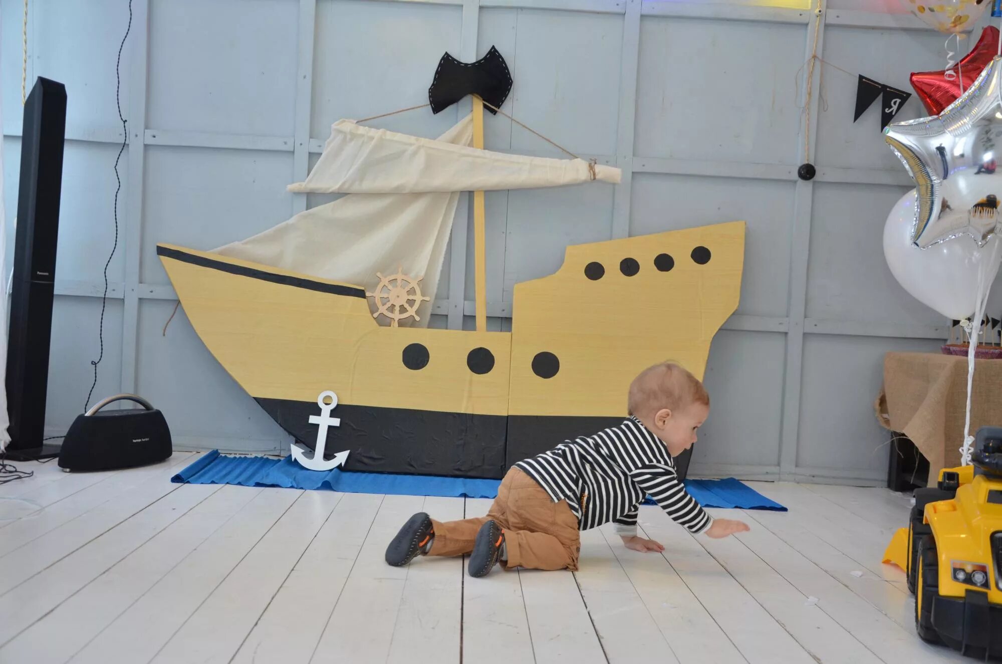 Корабль в детском саду своими руками. Корабль из фанеры. Корабль своими руками для детей. Корабль из картона для детей. Пиратский корабль из картона.