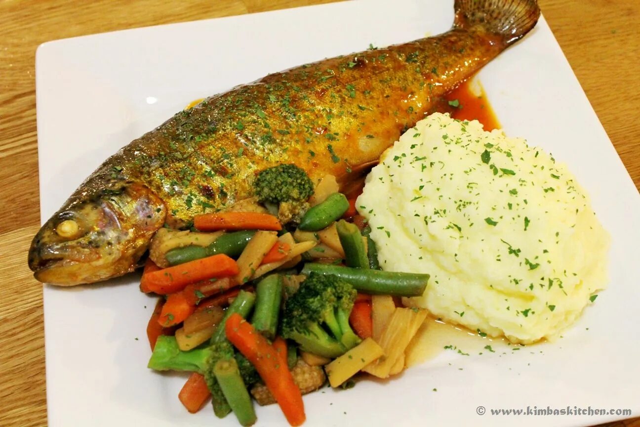 Рецепт приготовления рыба с овощами. Красноглазка рыба. Форель запеченная с овощами. Форель с овощами в духовке. Форель запечённая в духовке с овощами.