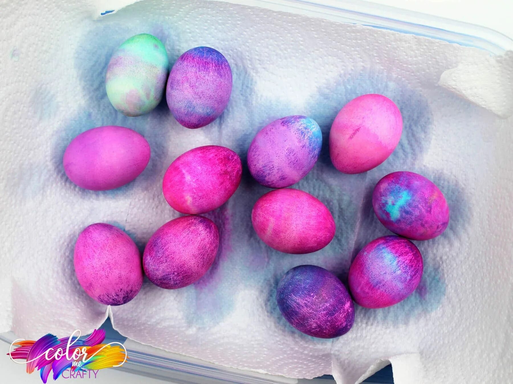 Можно красить яйца красками. Краска для яиц. Необычно покрасить яйца. Окрашивание яиц акварелью. Краска для яиц на Пасху.