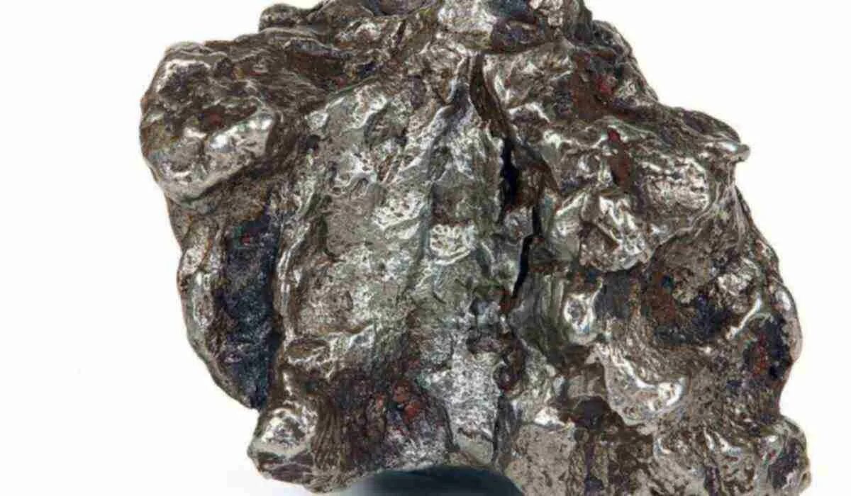 Металл железо известен человеку еще с глубокой. Ферротитан фти70. Гематит самородок. Железо металл. Самородок железа.